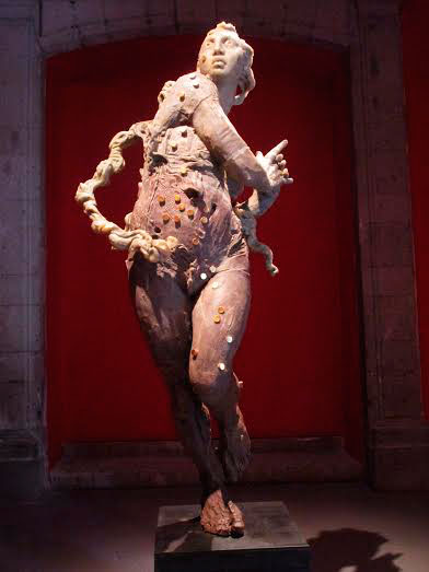 Javier Marín. Mujer de Pie (2006). Tabaco, madera, dorado y resina de poliéster. 